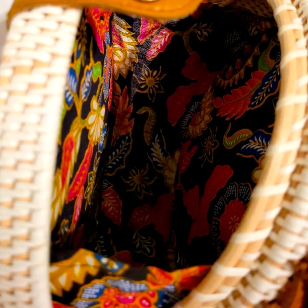 Nantucket Style Large Crossbody Woven Rattan Bag - Picture 12 of 16